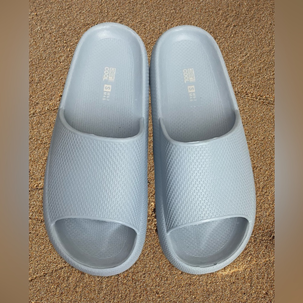 32 DEGREES COOL Cushion Slides unisex size Small, women 6/7 - men 4/5.
